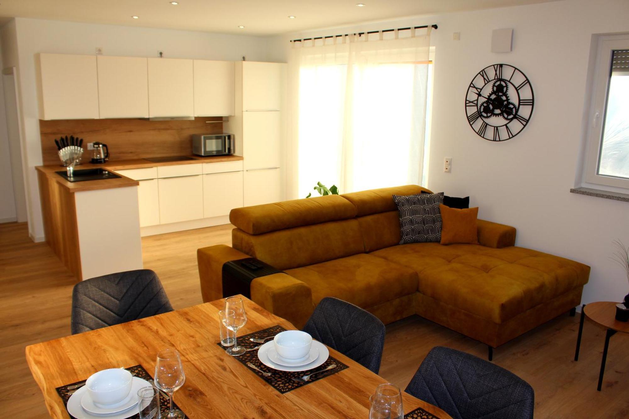 Apartment Mit Voll Ausgestatetter Kueche, Badewanne, Balkon, Parkplatz Vor Dem Haus, Ruhig Gelegen, Ada4 Kulmbach Exterior foto